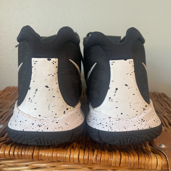 Nike Kyrie 4 Oreo Sneakers Shoes Black White Mens Size 8 Basketball AV2296-001 - Picture 4 of 11
